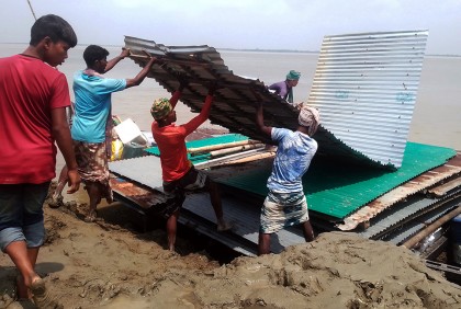 চাঁপাইনবাবগঞ্জে শুষ্ক মৌসুমেও নদী ভাঙন অব্যাহত