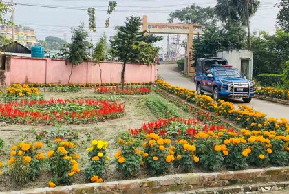 ভালুকা থানায় দৃষ্টিনন্দন ফুলের বাগান