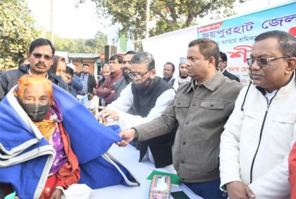 জয়পুরহাটে শীতার্ত শ্রমিকদের মাঝে কম্বল বিতরণ