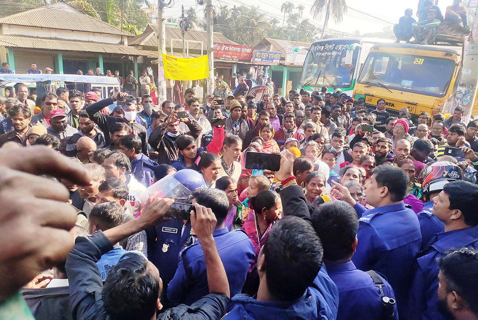 নির্বাচনের দাবিতে আন্দোলনে চা শ্রমিকরা