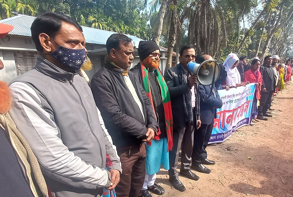 নাটোরে মাধ্যমিক বিদ্যালয়ের প্রধান শিক্ষকের বিচার দাবি