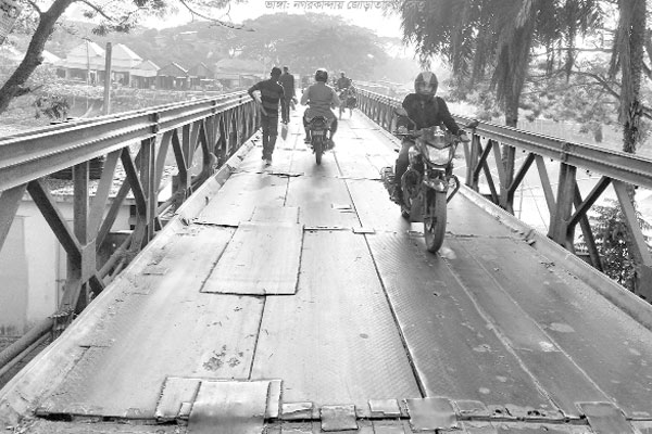 নগরকান্দায় ঝুঁকিপূর্ণ জোড়াতালির সেতু