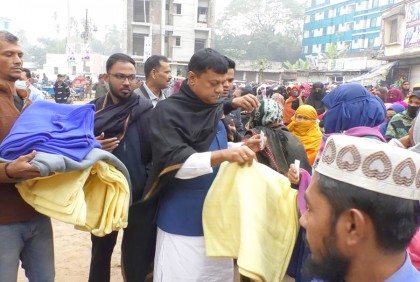 লক্ষ্মীপুরে দুস্থদের মাঝে শীতবস্ত্র বিতরণ