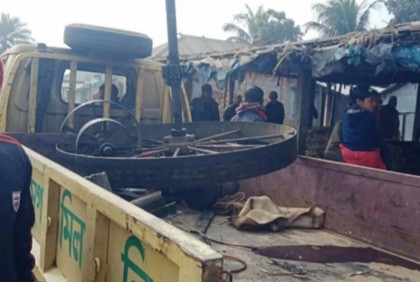 লালপুরে ভ্রাম্যমাণ আদালতের ওপর চড়াও গ্রামবাসী, ক্রাশার জব্দ