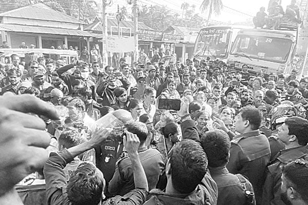 শ্রীমঙ্গলে নির্বাচনের দাবিতে আন্দোলনে চা শ্রমিকরা