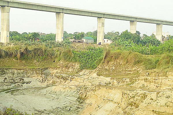 মাটি কেটে নিচ্ছে সংঘবদ্ধ চক্র