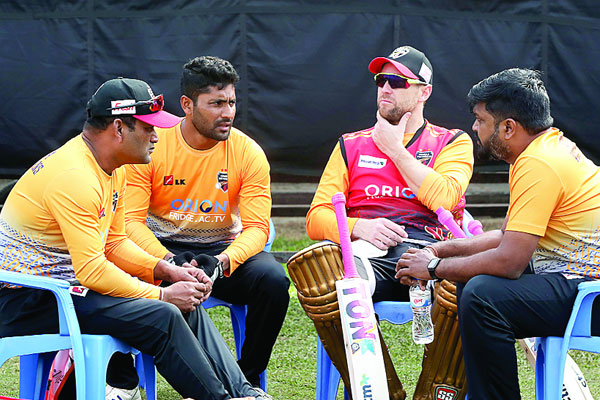 অনুশীলনের ফাঁকে কোচ সালাউদ্দিনের সঙ্গে আলোচনায় মগ্ন ইমরুল কায়েসরা
