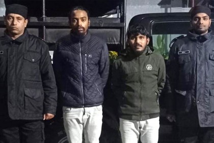 চাঁপাইনবাবগঞ্জে পিস্তল ও গুলিসহ আটক ২
