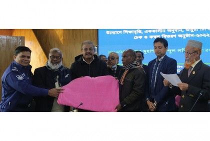 মানিকগঞ্জে চেক ও কম্বল বিতরণ 