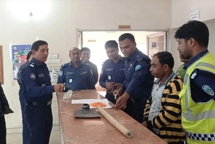 কোদালের হাতলের ভিতর ইয়াবা, ব্যবসায়ী আটক