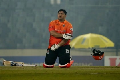 বিধ্বংসী ব্যাটিং করে সেঞ্চুরি হাঁকালেন আজম খান