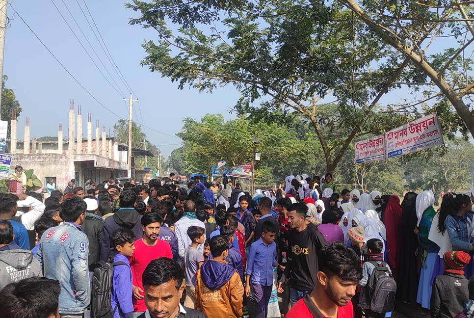 মাহেন্দ্রের ধাক্কায় দুই শিক্ষার্থী আহত, সড়ক অবরোধ করে বিক্ষোভ