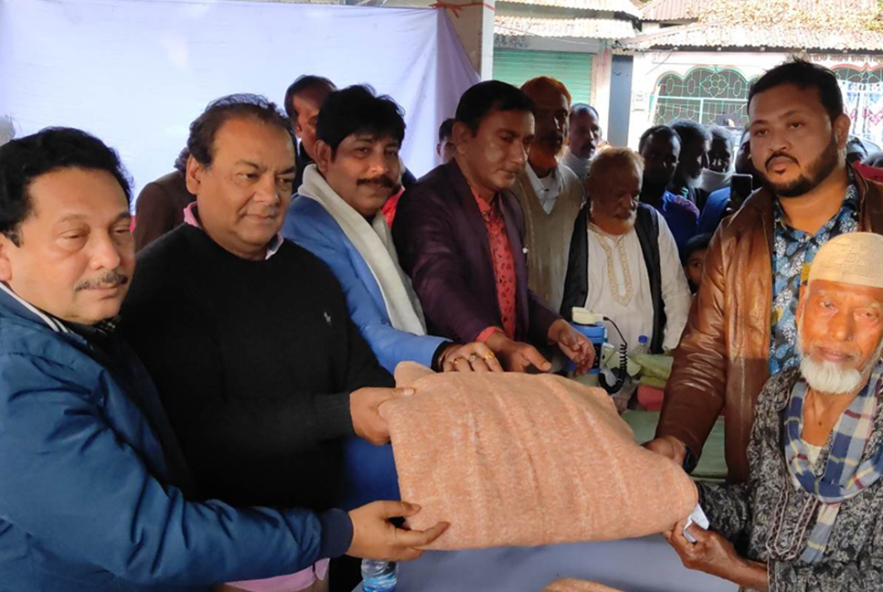 ফরিদপুরে দরিদ্র পরিবারের মাঝে কম্বল বিতরণ