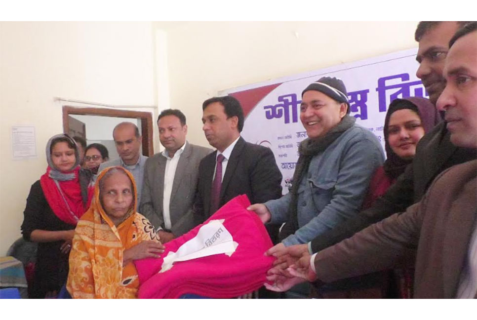 নাটোরে শীতার্তদের মাঝে কম্বল বিতরণ