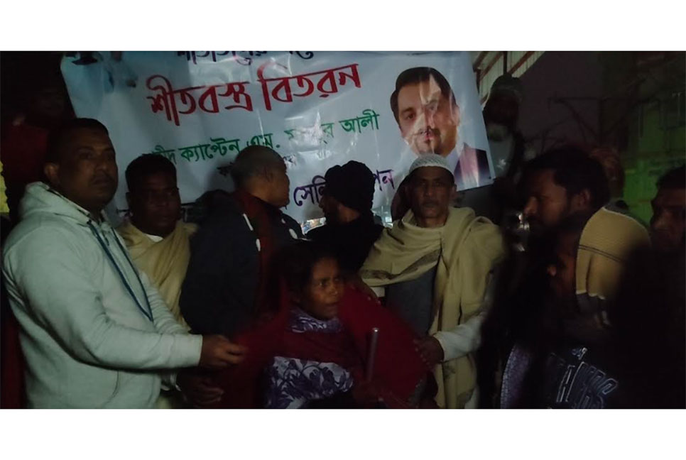 সিরাজগঞ্জে ছিন্নমূল মানুষের মধ্যে শীতবস্ত্র বিতরণ