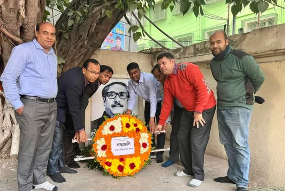 বঙ্গবন্ধুর স্বদেশ প্রত্যাবর্তন দিবসে জবি শিক্ষক সমিতির শ্রদ্ধাঞ্জলি 