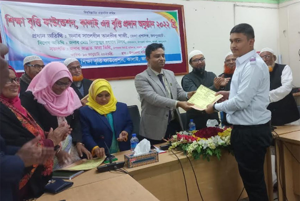 জয়পুরহাটে মেধাবীদের মাঝে বৃত্তি প্রদান