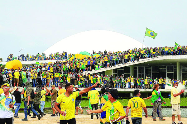 ব্রাজিলে বলসোনারোর সমর্থকদের তাণ্ডব