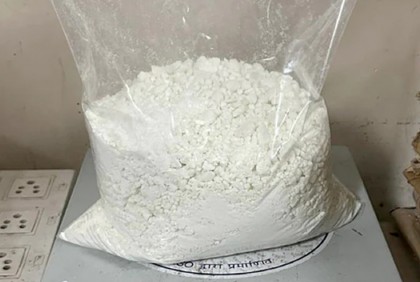 অনলাইনে পরিচয়, প্রলোভনে কোকেন বহন অতপর...