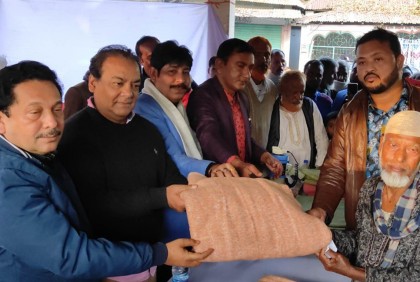 ফরিদপুরে দরিদ্র পরিবারের মাঝে কম্বল বিতরণ