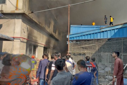শ্রীপুরে মোজা কারখানার আগুন নিয়ন্ত্রণে