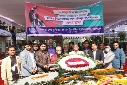 বঙ্গবন্ধুর প্রতিকৃতিতে বিডিইউ উপাচার্যের শ্রদ্ধা
