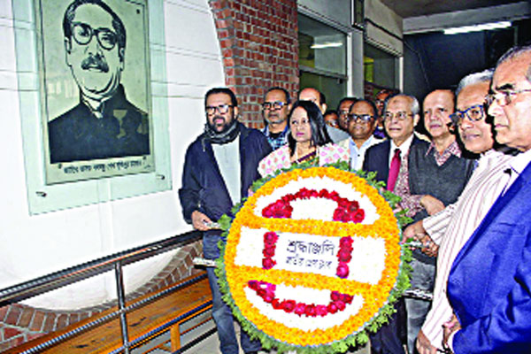 বঙ্গবন্ধুর প্রতিকৃতিতে জাতীয় প্রেস ক্লাবের শ্রদ্ধা