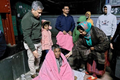 রাতে কম্বল নিয়ে শীতার্তদের পাশে ঠাকুরগাঁওয়ের ডিসি