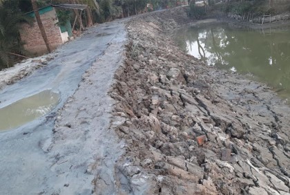 বাগেরহাটে নির্মাণাধীন বেড়ীবাঁধে ফাটল