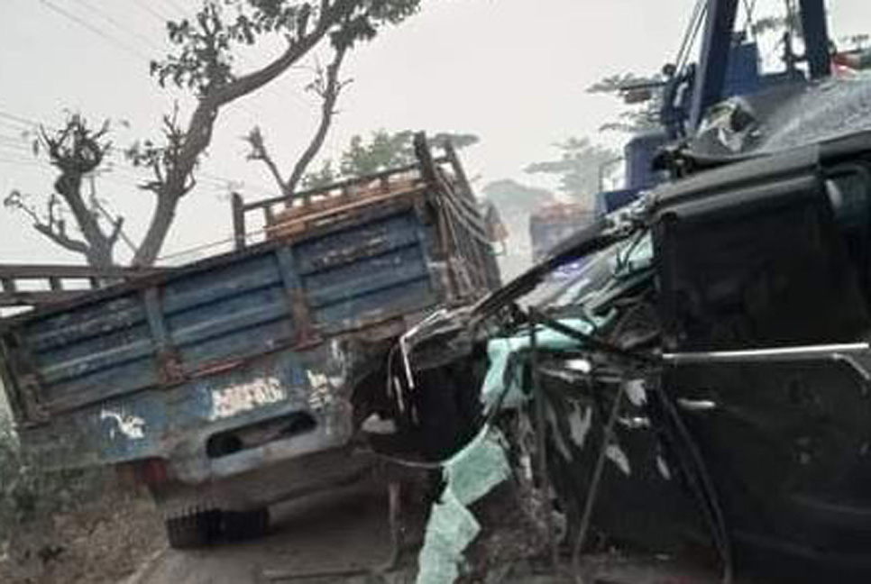 
ট্রাক-মাইক্রোবাসের ধাক্কায় নিহত ১, আহত ৩