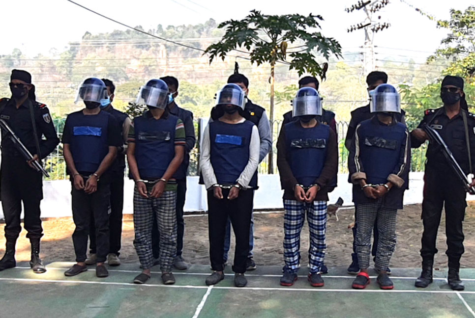 বান্দরবানের দুর্গম পাহাড়ি এলাকায় র‌্যাবের হাতে গ্রেফতার ৫ জঙ্গি  