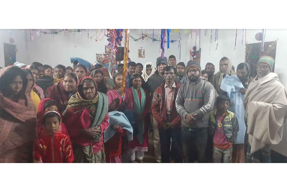 নাটোরে শীতার্তদের মাঝে শীতবস্ত্র বিতরণ