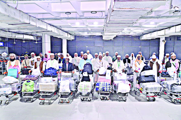 বসুন্ধরা গ্রুপের সহযোগিতায় ওমরাহ পালন করে ফিরলেন আরও ৩৩ মুসল্লি