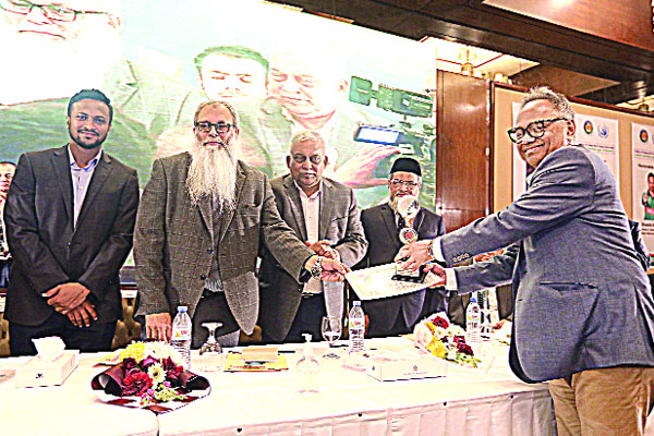 মানবাধিকার পদক ও সম্মাননা পেলেন বসুন্ধরা গ্রুপ চেয়ারম্যান