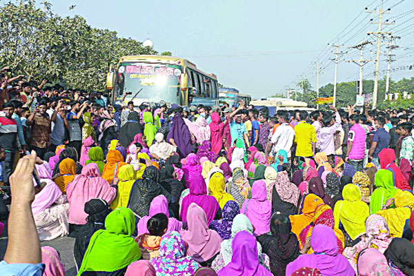 গাজীপুরে শ্রমিকদের বিক্ষোভ মহাসড়ক অবরোধ
