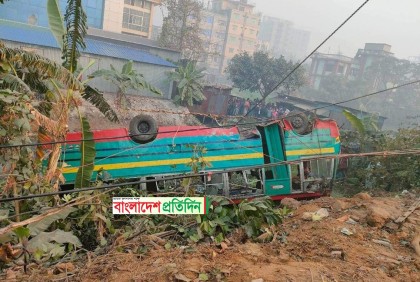 নিয়ন্ত্রণ হারিয়ে শ্রমিকবাহী বাস খাদে, আহত ২৫ 