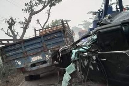 
ট্রাক-মাইক্রোবাসের ধাক্কায় নিহত ১, আহত ৩