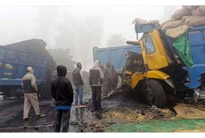 চিরিরবন্দরে 
ঘন কুয়াশায় দুই ট্রাকের মুখোমুখি 
সংঘর্ষে হেলপার নিহত, আহত ৩