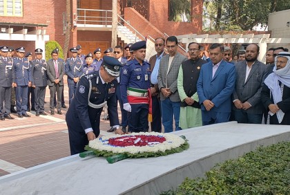বঙ্গবন্ধুর সমাধিতে আইজিপির শ্রদ্ধা