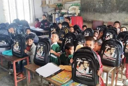 শিক্ষার্থীদের বিশেষ উপহার দিচ্ছেন মুক্তিযুদ্ধ মন্ত্রী