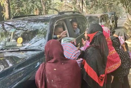 কম্বল বিতরণের ভিডিও ভাইরাল, নেটিজেনদের প্রশংসা কুড়াচ্ছেন এমপি একরাম

