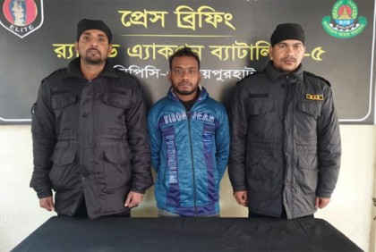 জয়পুরহাটে অস্ত্র ব্যবসায়ী আটক