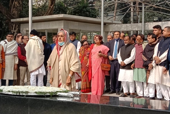 বঙ্গবন্ধুর প্রতিকৃতিতে সংসদ উপনেতা মতিয়া চৌধুরীর শ্রদ্ধা