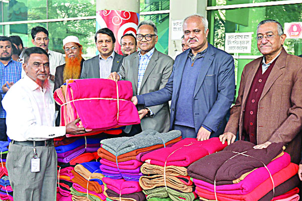 সংবাদপত্র হকার-এজেন্টদের কম্বল দিল বসুন্ধরা গ্রুপ