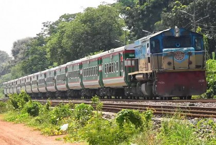 লালমনিরহাটে ট্রেনে কাটা পড়ে প্রাণ গেল দুই সন্তানসহ মায়ের
