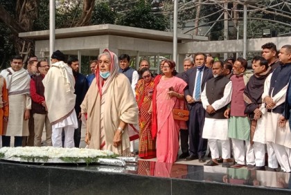 বঙ্গবন্ধুর প্রতিকৃতিতে সংসদ উপনেতা মতিয়া চৌধুরীর শ্রদ্ধা