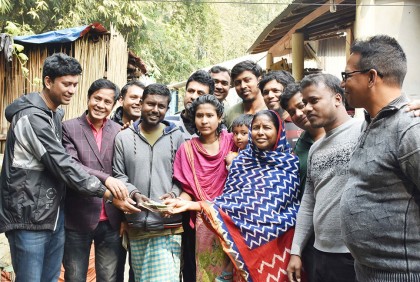 অসুস্থ বন্ধুর পাশে দাঁড়ালেন স্কুল পড়ুয়া বন্ধুরা