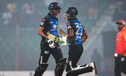 শেষ ওভারের রোমাঞ্চে খুলনাকে হারাল রংপুর
