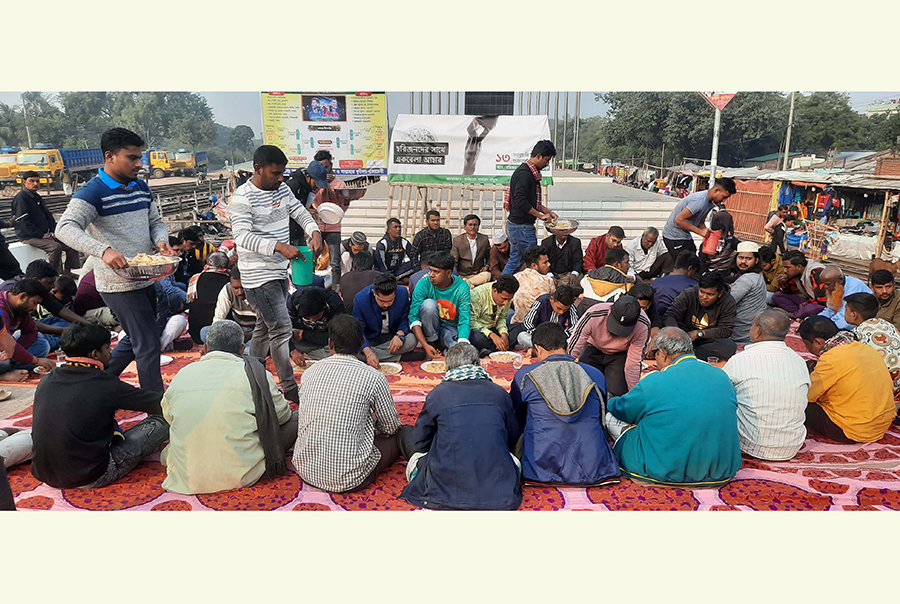 বগুড়ায় হরিজনদের সাথে শিক্ষার্থীদের একবেলা খাবার গ্রহণ