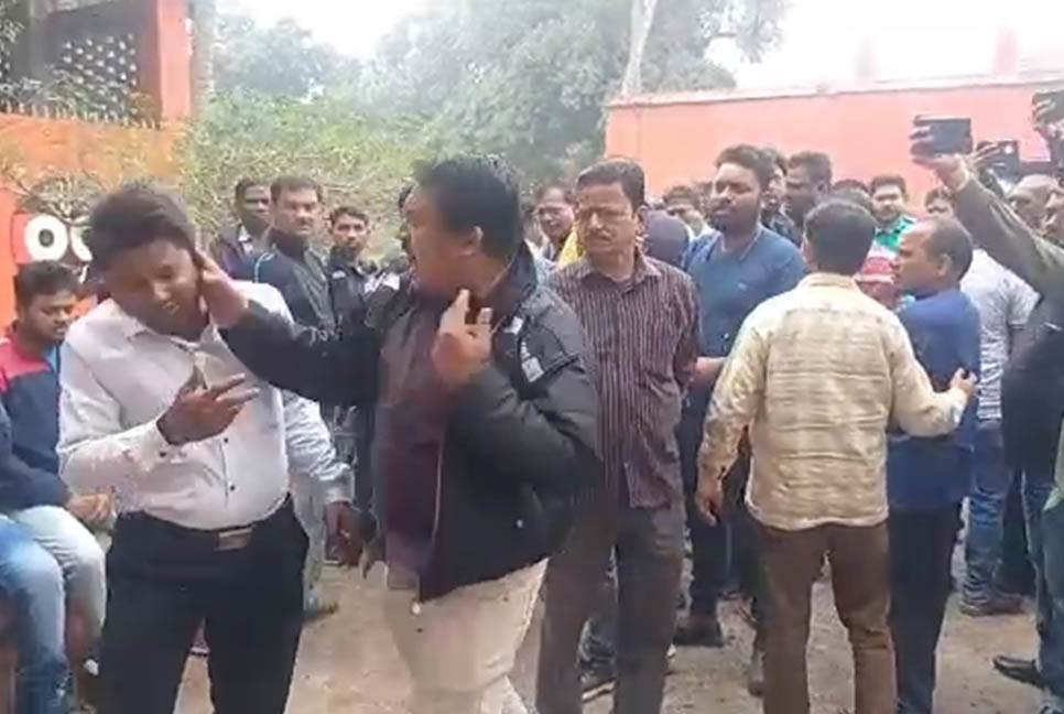 মমতার ‘সুরক্ষা কবচ’ কর্মসূচিতে অভিযোগ জানাতে এসে চড় খেলেন এক ব্যক্তি! 